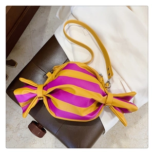 Vue détaillée du sac à bandoulière rayé en forme de bonbon jaune et violet