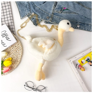 Gros plan du sac canard en peluche blanche avec fourrure douce et fine chaîne dorée