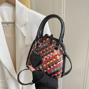 Sac À Épaule Tissé Coloré Pour Femmes Sac À Main En Cuir PU Forme Coquille Cabas Bandoulière Avec Charme De Cœur