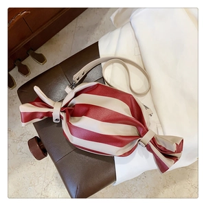 Vue détaillée du sac bandoulière en forme de bonbon avec rayures rouges et blanches