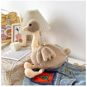 Détail d'un sac en peluche en forme d'oie avec fermeture éclair dorée et bandoulière