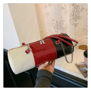 Détail du sac Boston rouge noir et blanc en similicuir brillant avec chaînes argentées