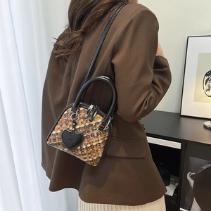 Sac coquille tissé vintage marron et noir avec poignée en cuir et étiquette cœur