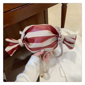 Détail du sac bandoulière en forme de bonbon avec rayures rouges et blanches et métal