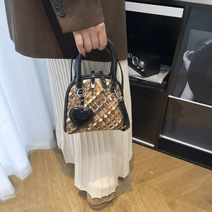Sac à main rétro tissé en forme de coquillage avec pendentif cœur et dégradé brun