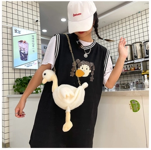 Détail du sac bandoulière en peluche canard blanc avec pattes jaunes et chaîne dorée