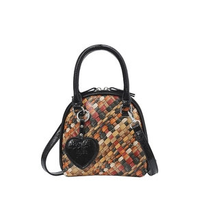 Sac à main tissé multicolore avec poignées en cuir noir et pendentif coeur