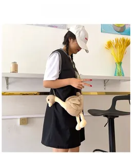 Détail de la jolie sacoche en peluche autruche avec bandoulière chaîne dorée