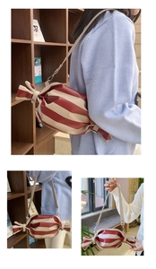 Détail du sac bonbon rayé rouge et blanc montrant la texture du cuir et la boucle en argent