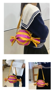 Détail du sac rayé jaune et magenta en forme de bonbon avec nœuds sur les côtés