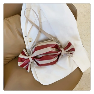 Détail du sac à bandoulière en forme de bonbon avec rayures rouges et blanches et zip