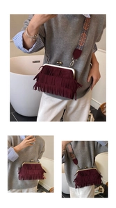 Detail van bordeauxrode crossbodytas met franjes en etnisch patroon schouderriem