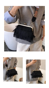 Detail van zwarte crossbodytas met franjes, vintage sluiting en etnische riem
