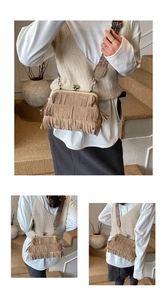 Detail van bohemian bruine tas met franjes, retro metalen sluiting en etnische riem