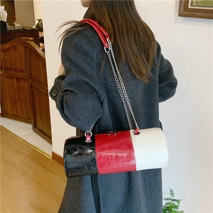Sac polochon tricolore avec bandoulière en chaîne métallique et poignée en cuir