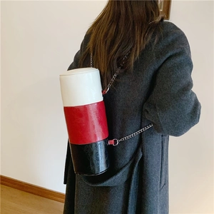 Sac à bandoulière cylindrique tricolore à la mode avec bandoulière en chaîne sur modèle