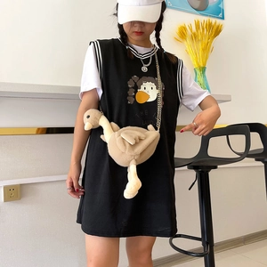Sac à bandoulière mignon en peluche en forme d'oie avec chaîne dorée pour un look créatif