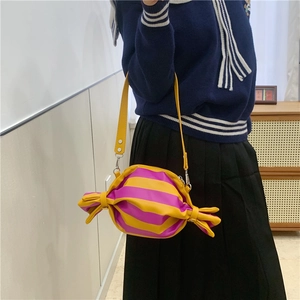 Sac bandoulière mignon en forme de bonbon avec rayures jaune et violet en cuir PU