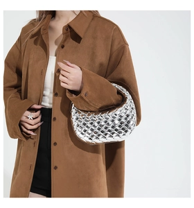 Dettaglio della borsa hobo intrecciata argento metallizzato con manico a nodo moda