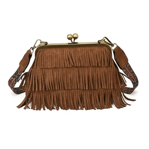 Bruine faux suède crossbodytas met franjes en retro sluiting met etnische schouderriem
