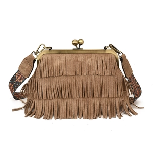 Sac bandoulière rétro à franges avec sangle tissée ethnique et fermoir doré sur fond blanc