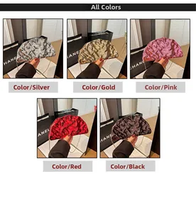 Collezione di pochette da sera in acrilico metallizzato in cinque colori con catenella