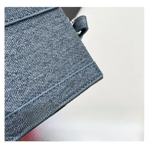 Detailansicht aus hochwertigem blauem Denim-Stoff und feiner Naht an der Kameratasche