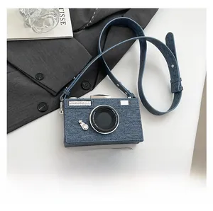 Detailansicht der Mini-Kameratasche aus Denim-Blau mit verstellbarem Schultergurt