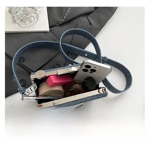 Innenansicht der Denim-Kamera-Tasche mit Platz für Handy, Lippenstift und Parfümflasche