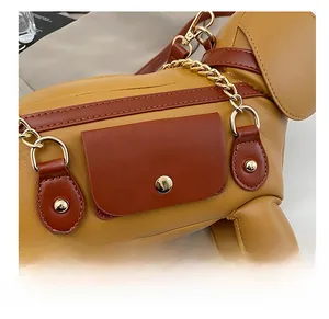 Détail du sac à main créatif en cuir en forme de chien avec chaîne dorée et boucle