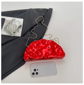 Pochette da sera rossa in acrilico con catena dorata e confronto dimensioni smartphone