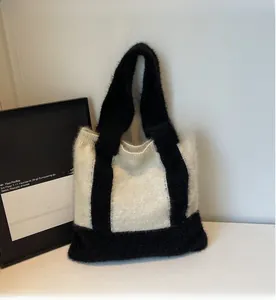 Détail du cabas en tricot minimaliste avec contraste noir et blanc et texture peluche