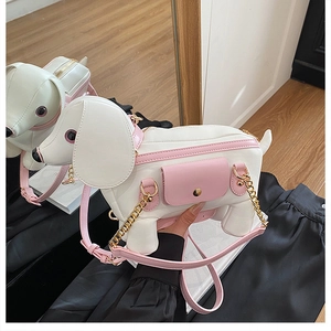 Détail du sac teckel créatif avec poche à rabat rose et bandoulière chaîne dorée