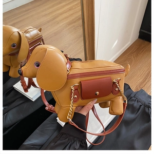 Vue détaillée du sac bandoulière en forme de teckel en cuir PU kaki avec chaîne en métal