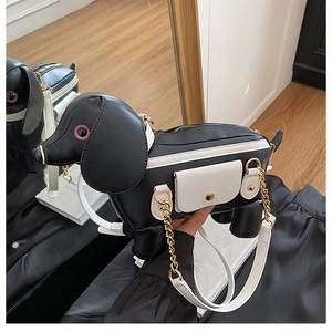 Détail du sac bandoulière teckel bicolore avec chaîne dorée et cuir synthétique