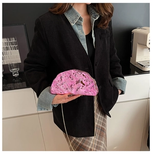 Dettaglio pochette rosa metallizzato con trama plissettata e catena dorata
