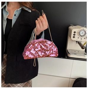 Dettaglio pochette in acrilico viola metallizzato con trama e catena dorata