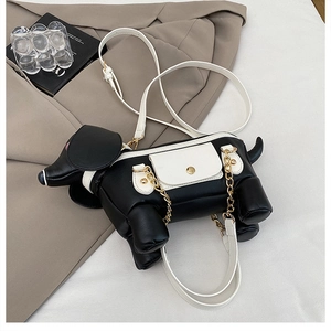 Détail du sac chiot avec chaîne dorée et bandoulière blanche en cuir PU synthétique