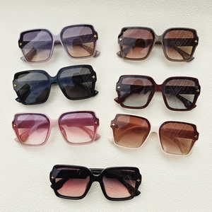 Collection de lunettes de soleil carrées oversize avec rivets étoiles dorés
