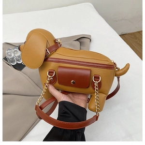 Détail d'un sac bandoulière créatif en forme de teckel en cuir PU moutarde et chaîne métal