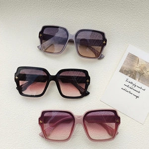 Lunettes de soleil carrées oversize avec verres dégradés et ornements d'étoile dorée