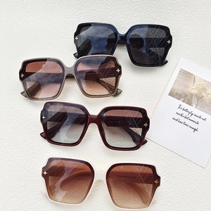 Lunettes de soleil carrées oversize pour femmes avec étoiles dorées en quatre couleurs