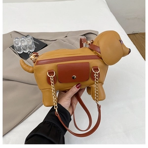 Détail du sac bandoulière en forme de teckel en cuir PU jaune gingembre avec chaîne