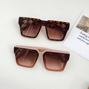 Oversized square sunglasses with floral pattern engraving and gradient lenses