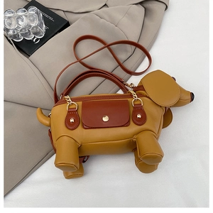 Détail du sac à main en forme de teckel en cuir PU jaune avec accents de poche marron