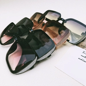 Oversized retro sunglasses with glitter frames in multiple colors for a stylish look
