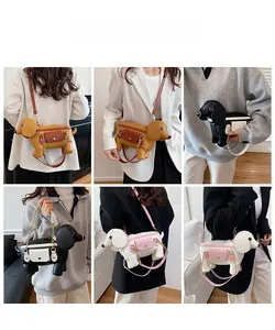 Détails des sacs bandoulière en forme de teckel avec finitions et chaînes en métal