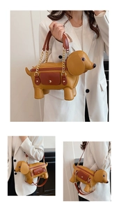 Détail du sac teckel jaune montrant la poche latérale créative et la bandoulière en chaîne