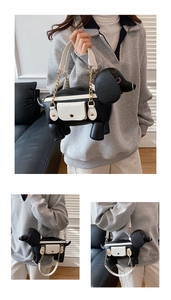 Détail d'un sac à main créatif en forme de teckel avec cuir PU noir et chaîne dorée