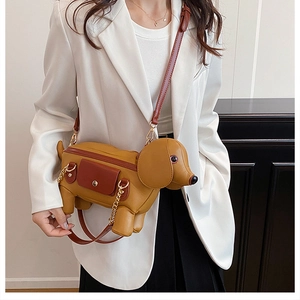 Détail du sac à bandoulière en forme de teckel avec cuir PU gingembre et chaîne